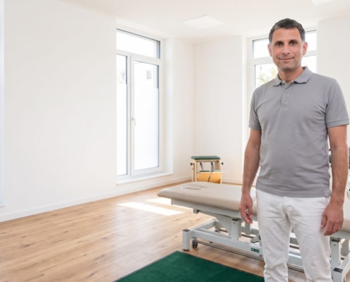 Orthopäde im Behandlungsraum des Orthopädie Zentrums München Ost
