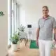 Orthopäde im hellen Therapieraum des Orthopädie Zentrums München Ost, wo Schulterschmerzen behandelt werden